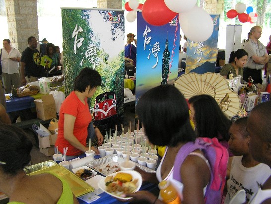「2009國際多元文化節」活動，台灣國情攤位除展示資料及放映影片外，也提供人氣冷飲「珍珠奶茶」