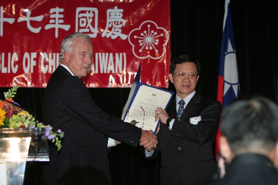 To celebrate Republic of China (Taiwan) National Day, the Honorable Hinton Mitchem, Speaker Pro Tem of Alabama State Senate, presented a commendation to Director-General Larry Tseng
