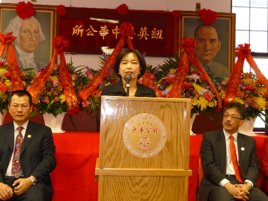 洪處長慧珠(中)參加紐英崙至中華公所新任主席梁永基(右)交接典禮致詞,前任主席何遠光(左)