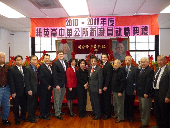 洪處長與中華公所新任主席及職員合影
