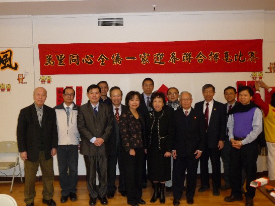 洪處長與新任僑務顧問及協助莫拉克颱風賑災僑團代表合影