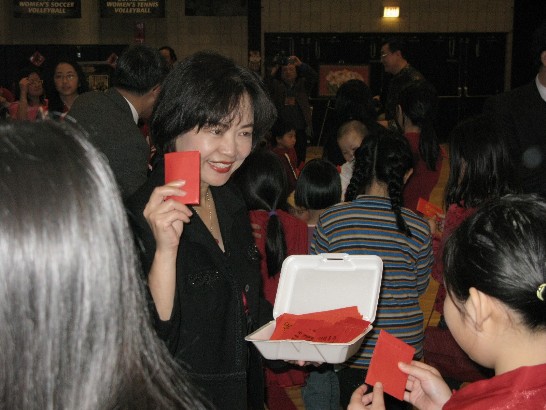 洪處長出席羅德島華人協會春節聯歡 發紅包給現場小朋友