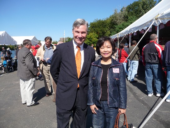 羅德島龍舟暨台灣日活動 洪處長與參議員Sheldon Whitehouse合影