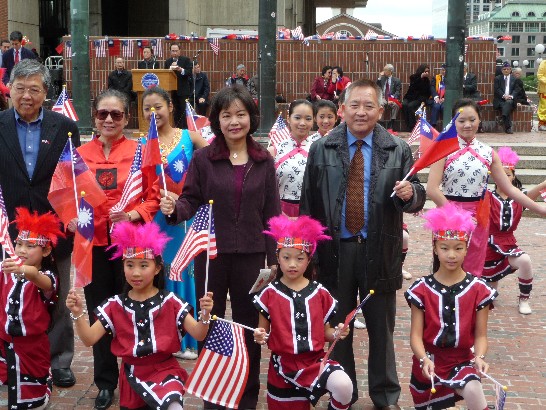 98年雙十慶祝國慶波士頓市政府廣場升旗洪處長與表演團體合影