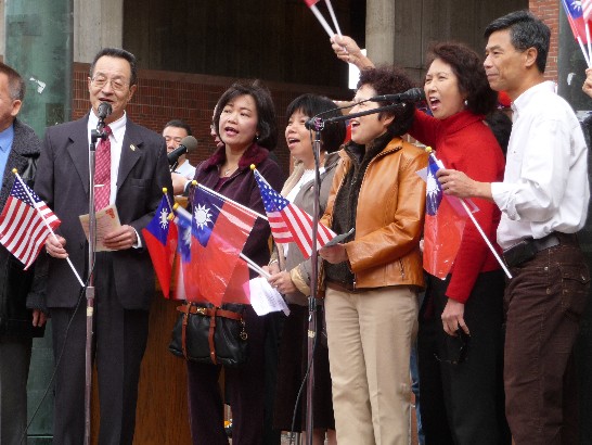 98年雙十慶祝國慶波士頓市政府廣場升旗典禮大合唱情形