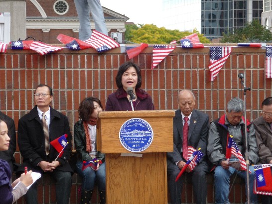 98年雙十慶祝國慶波士頓市政府廣場升旗典禮洪處長致詞情形