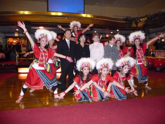 觀光旅遊"Taiwan Night"洪處長與表演團體合影