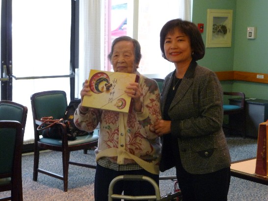 洪處長拜訪中華頤養院致贈中秋月餅