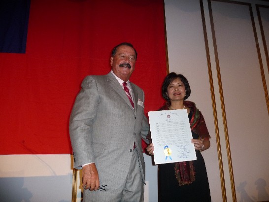 麻州眾議會多數黨領袖Ronald Mariano代表參、眾議會頒贈聯合決議文予洪處長，慶賀中華民國建國一百年國慶，並支持台灣參與國際民航組織等國際組織與美國免簽證計畫。