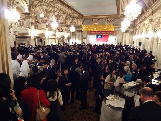 酒會歷時兩小時餘，會場人潮不斷，氣氛熱絡。