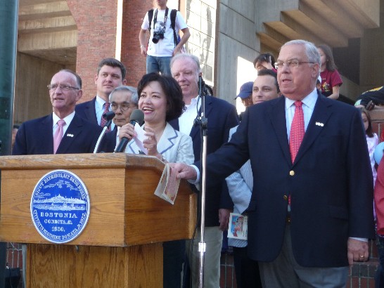 波士頓僑界為慶祝我建國一百年，於100年10月9日(星期天)上午在波士頓市政府廣場聯合舉辦升旗典禮，洪處長慧珠及波士頓市長Thomas Menino夫婦等政要、僑領、留學生代表等上千人參加。