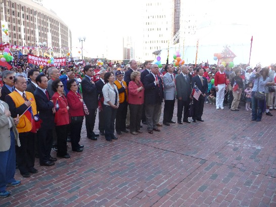 波士頓僑界為慶祝我建國一百年，於100年10月9日(星期天)上午11時在波士頓市政府廣場聯合舉辦升旗典禮，洪處長慧珠及波士頓市長Thomas Menino夫婦等政要、僑領、留學生代表等上千人參加。