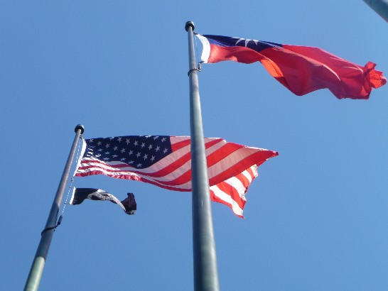 波士頓僑界為慶祝我建國一百年，於100年10月9日(星期天)上午在波士頓市政府廣場聯合舉辦升旗典禮，洪處長慧珠及波士頓市長Thomas Menino夫婦等政要、僑領、留學生代表等上千人參加。