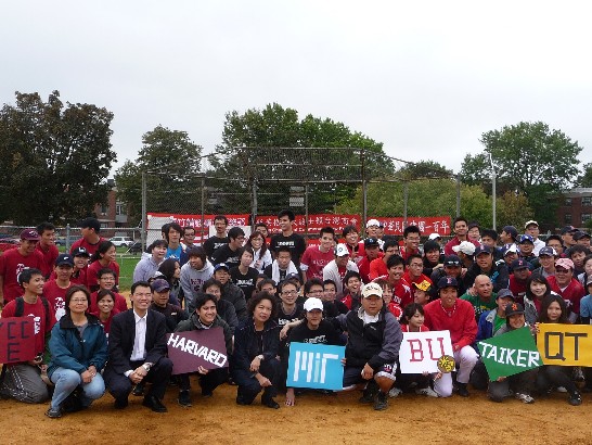 新英格蘭台灣商會、波士頓大學台灣同學會及竹蜻蜓壘球俱樂部聯合舉辦波士頓僑界舉辦慶祝100年國慶杯壘球賽，旅波愛好壘球運動的僑胞及留學生與賽之人數眾多