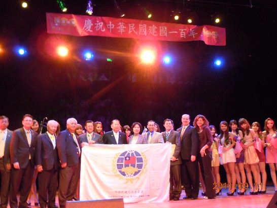 9月11日下午無雙樂團在羅德島州Cranston市Park Theatre「建國一百年雙十國慶綜藝訪問團」公演，觀眾約七百人，當晚當地僑界還舉辦餐會慶功。