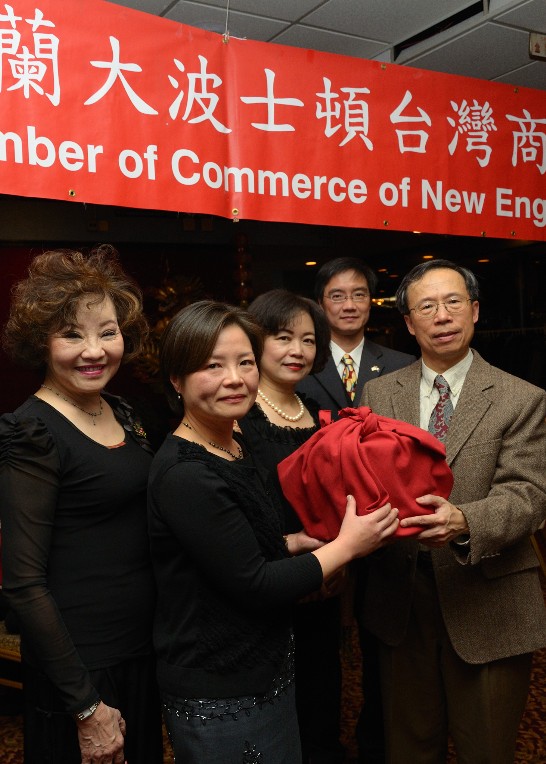 新英格蘭大波士頓台灣商會本(100)年12月17日(星期六)晚間在波士頓華埠舉辦成立15周年慶祝餐會及會長交接儀式，該會會員及友人百餘人參加，本處洪處長慧珠及同仁亦到場祝賀。洪處長應邀致詞，稱許台商會務興盛以及對兩國工商交流的貢獻，隨後並主持會長交接儀式。蔡會長將印信交予新任會長胡美惠律師，兩位副會長則由林海倫女士及許欽俊先生接任。胡會長致詞表示，該會成立15年來，會務蒸蒸日上，她將延續傳統，並融入新氣象，以期增進會員福利。眾人報以熱烈掌聲，以示祝福。餐會中並穿插歌唱及摸彩等娛興節目，氣氛熱烈。