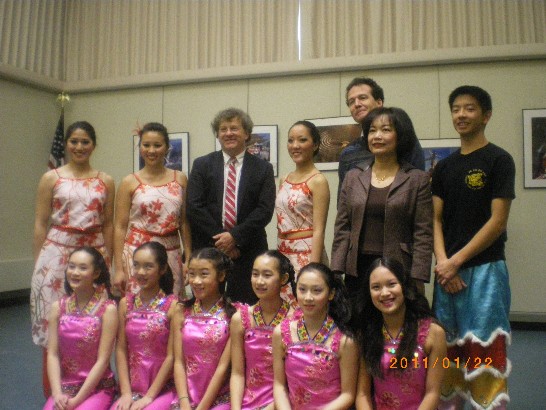 駐波士頓辦事處洪處長慧珠於應邀出席照片展茶會中，與烏斯特市市長Joseph O'Brien、市立圖書館館長Mark Contois、以及中華民俗藝術工作坊之表演者合影。