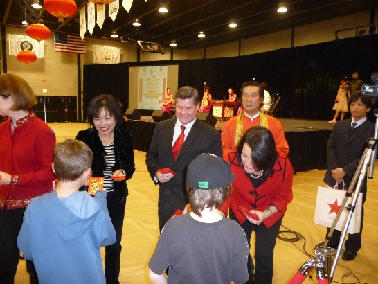 美國羅德島州布萊恩特大學(Bryant University)於本(100)年2月6日中午在該校與羅德島華人協會共同舉辦春節聯歡會，共吸引八百餘位當地人士扶老攜幼前往參與，羅德島州副州長Elizabeth Roberts、Cranston市市長Alan Fang(馮偉傑)等政要、Bryant大學校長Ronald Machtley夫婦、羅德島華人協會前會長葉超及吳子平等僑領亦特別到場共襄盛舉。