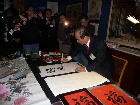 駐波士頓辦事處洪處長慧珠於演說活動結束後，在該校教職員俱樂部晚宴王院長一行，席間王院長由紐英崙中華藝術學會及中華書法會之藝術家梅宇國、譚嘉陵、朱紹昌、波士頓美術館學院楊澍老師等人陪同，當場揮毫題字致贈在場貴賓，氣氛熱烈，賓主盡歡。