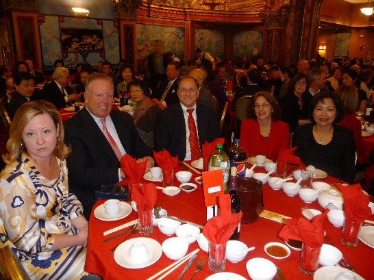 紐英崙至孝篤親公所於本(100)年2月12日晚假波士頓華埠帝苑及龍鳳大酒樓同時舉行春節敬老聯歡會，席開百桌，計有一千多位公所宗親及僑團代表等出席，場面盛大。