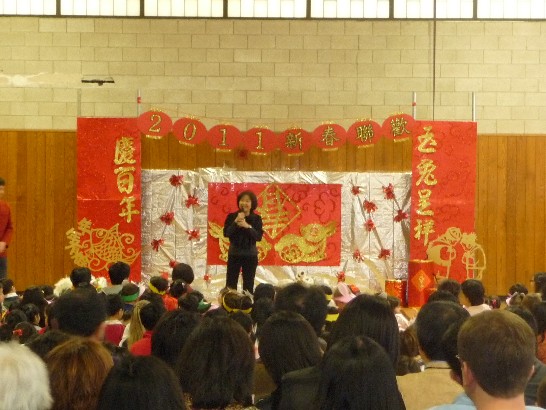 波士頓地區勒辛頓中文學校本(100)年2月13日下午2時在麻州Belmont高中體育館舉行春節聯歡活動，計有學生與家長共約500多人參加。