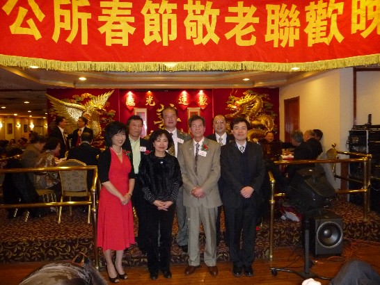 紐英崙昭倫公所於本(100)年2月13日晚假波士頓華埠龍鳳大酒樓舉行復會以來第三次春節敬老聯歡會，計有僑團代表、公所成員與耆老等共約400餘人出席。 