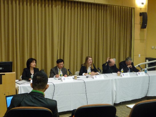 美國塔虎茲大學(Tufts University)全球領袖中心(Institute for Global Leadership)於本(100)年3月4日至5日在該校舉行第4屆中美政軍關係研討會(The 4th Annual Symposium on Sino-American Political-Military Relations)，駐波士頓辦事處洪處長慧珠應邀出席5日下午舉行之第5場「兩岸關係」座談會。