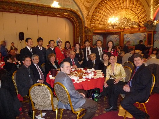 紐英崙鳳崙公所於本(100)年2月20日（星期日）晚假波士頓華埠帝苑大酒樓舉行春節聯歡暨敬老宴會，計有兩百多位司徒及薛氏宗親及各僑團代表參加盛會。