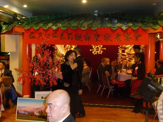 紐英崙梅氏公所於本(100)年2月20日（星期日）晚假波士頓華埠龍鳳大酒樓舉行春節聯歡暨敬老宴會，由於該公所將於本年9月舉辦全美梅氏懇親大會，世界及全美各地梅氏公所宗親代表亦特別前來與會，當晚席開30餘桌，計有300多位宗親及各僑團代表參加盛會。