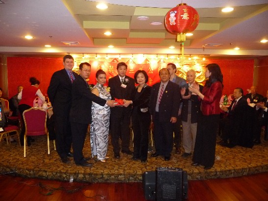 紐英崙三益公所於本(100)年2月20日（星期日）晚假波士頓華埠喜臨門大酒樓舉行首屆新春慶祝餐會及新任主席就職儀式，共計有該公所宗親及各僑團代表等共約300多人參加盛會。