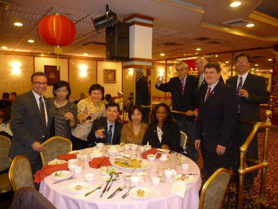 紐英崙中華總會及廣東同鄉會於本(100)年3月9日晚假波士頓華埠龍鳳大酒樓聯合舉行春節聯歡會，計有此間洪門致公堂、安良工商會、至孝篤親公所、婦女會、台山聯誼會、龍岡親義公所、YMCA青年會、廣教學校、及中國國民黨駐波士頓分部等20餘個僑團共約300餘位僑界人士出席盛會。