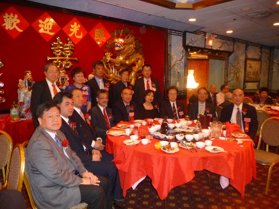 	波士頓洪門致公堂於本(100)年3月14日晚間假該市華埠帝苑大酒樓舉行春節聯歡會，計有洪門成員及各僑團代表共約600餘位嘉賓與會。