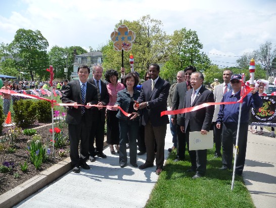 為慶祝建國一百年，駐波士頓辦事處於本(100)年5月7日上午11時（週六）在華僑文教中心所在牛頓市之海德社區中心廣場，擴大舉行「2011年牛頓市台灣日」(Newton-Taiwan Day)暨「新英格蘭地區台灣傳統週」遊行及園遊會活動，該處洪處長偕相關同仁參加，出席的地方政要包括麻州州眾議員黃子安及陳德基、牛頓市市長Setti Warren（甫宣布競選麻州聯邦參議員）、市議員John Rice及談繼欣、公園管理局局長Bob De Rubeis，以及僑務委員陳家驊及馬滌凡等，活動內容豐富，吸引近千位中外人士及當地媒體與會，場面非常熱鬧，並有助增進當地社區對我國及民俗文化之認識。