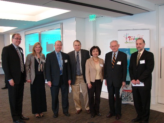 本處與波士頓世界事務協會(World Boston)及高蓋茨律師事務所(K&amp;L Gates, LLC)於本(5)月12日上午8時至10時20分，在該律師事務所會議室共同舉辦馬總統與「戰略暨國際研究中心(CSIS)」視訊會議座談會，聽眾出席踴躍，氣氛熱烈。