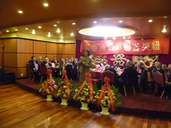 由雷、方、鄺三姓氏宗親組成之紐英崙遡源公所於本(100)年4月18日晚假波士頓華埠喜臨門大酒樓舉行春宴活動，計有來自紐約、舊金山及此間宗親與僑界人士共約400餘人與會。