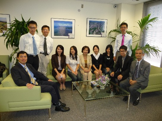 中華民國第3屆『萬馬奔騰-國際事務青年人才培訓計畫』本(100)年分發至波士頓進修之台灣大學政治學研究所蘇翊豪同學等8位學員，於7月15日上午10時由僑教中心黃主任正杰陪同拜訪駐波士頓辦事處，洪處長特別偕各組同仁歡迎接見該團學員，並簡介本處業務及親切詳盡地一一回答學員們相關的提問。