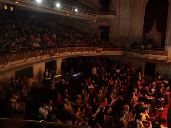 為慶祝中華民國101年國慶，僑務委員會聯合紐英崙中華總會於9月24日晚間在匯白劇院舉辦"群星舞動慶雙十"之演出，節目精彩，喝采掌聲連連。