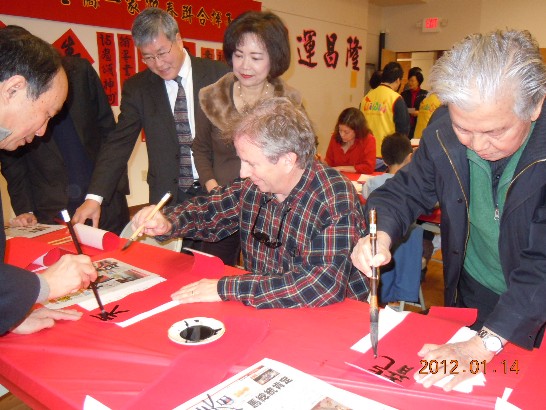 本處聯合波士頓僑團於101年1月14至15日在波士頓華僑文教中心及紐英崙中華公所兩個場所共同舉辦"萬里同心全僑一家迎春聯合揮毫比賽"(本處洪處長及中華公所黃光野主席在僑教中心比賽現場觀賞中外參賽人士揮毫)