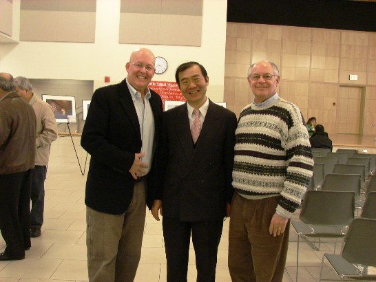 陳銘俊副處長(中)、伊薩克議長(右1)與畢夏議員(左1)參觀「台灣畫境」國情相片。