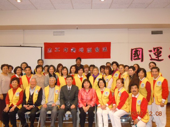 僑教中心2012年「志工年度培訓會議」部份與會者與黃正杰主任(前左四)合影。(前右四)為藥劑師黎美惠博士