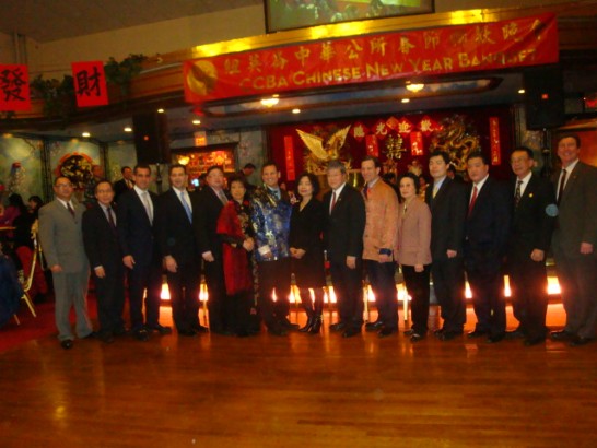 紐英崙中華公所本(101)年1月24日，也就是大年初二晚間在波士頓華埠舉行春節聯歡晚會，來自各界的眾多來賓及會員計約五百餘人，共聚一堂，歡慶同樂，本處洪處長慧珠及同仁亦應邀與會。