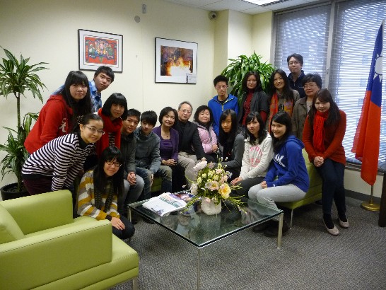 中華民國外交小尖兵參訪團一行18人由外交部新聞文化司夏副司長季昌率領，於本(101)年2月5日至7日抵達波士頓訪問，本處洪處長2月7日上午接見該團及與團員座談，並一一答詢團員有關建議加強我海外留學生與國內高中職學生交流及我推動加入「跨太平洋夥伴協議」(TPP)等提問。另團員們於座談中對於此行得以參訪上述世界頂尖大學並與各該校學生交流座談，感到非常榮幸及獲益良多。