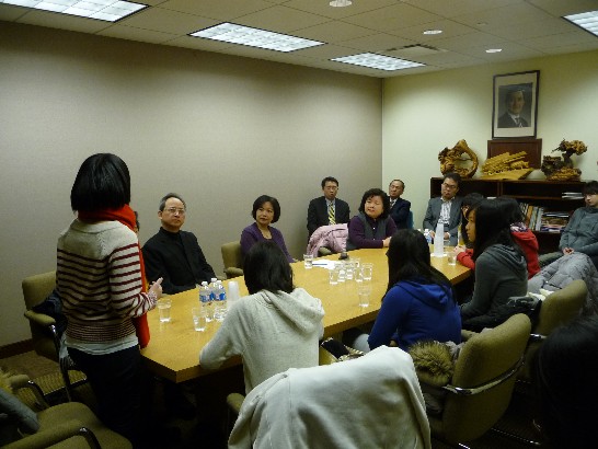 洪處長一一答詢團員有關建議加強我海外留學生與國內高中職學生交流及我推動加入「跨太平洋夥伴協議」(TPP)等提問。另團員們於座談中對於此行得以參訪上述世界頂尖大學並與各該校學生交流座談，感到非常榮幸及獲益良多。