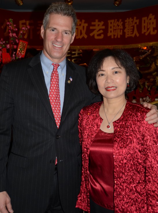 紐英崙阮氏公所本(101)年2月19日在波士頓華埠舉行春節敬老聯歡晚會，嘉賓雲集，歡慶同樂，本處洪處長慧珠及同仁亦應邀與會。洪處長並與聯邦參議員Scott Brown合影。 