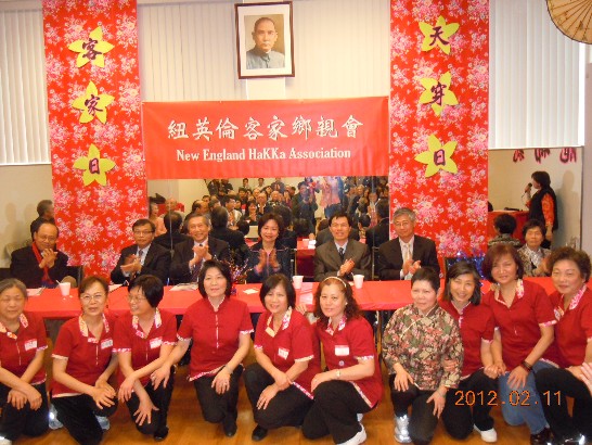 紐英倫客家鄉親會於本(101)年2月11日中午在本處華僑文教服務中心首度舉辦慶祝「天穿日」活動，本處洪處長慧珠、僑教中心黃主任正杰及眾多僑界人士與會，共同慶祝。