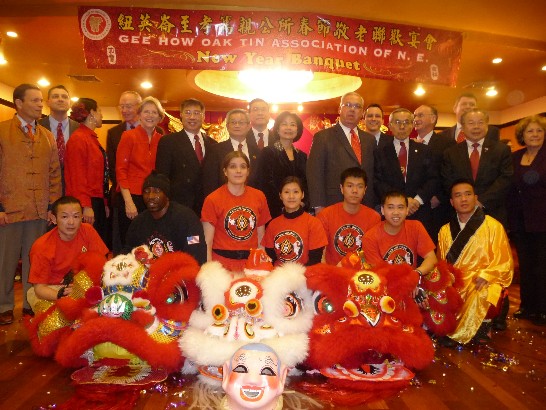 紐英崙至孝篤親公所本(101)年2月4日晚間在波士頓華埠舉行春節敬老聯歡晚會，嘉賓雲集，歡慶同樂，本處洪處長慧珠及同仁亦應邀與會。