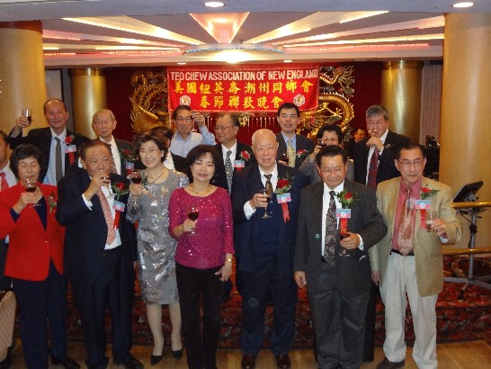 紐英崙潮州同鄉會本(101)年3月17日在波士頓華埠舉行春節聯歡晚會，嘉賓雲集，熱烈圓滿，本處洪處長慧珠及同仁亦應邀與會。