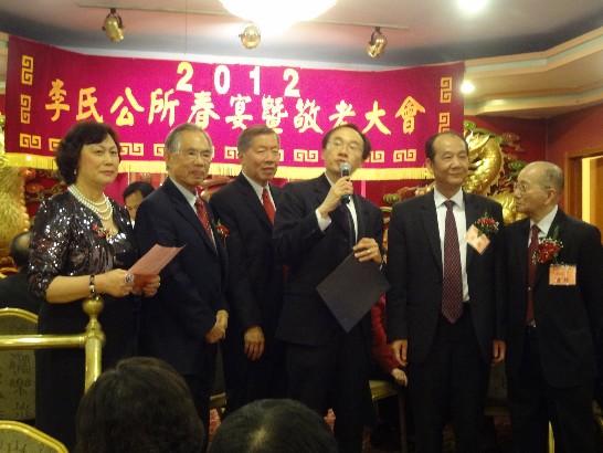 紐英崙李氏公所舉行春宴暨敬老大會時，宗親李超榮先生(右三)代表麻州州長Deval Patrick贈予賀狀，由主席李錦棠先生(右四)及李寶林先生(右一)代表接受，美東總長李英儒先生(右二)及美西總長李超南先生(右五)等人觀禮。