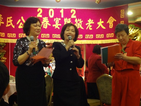 紐英崙李氏公所本(101)年3月24日晚間在波士頓華埠舉行春宴暨敬老大會，嘉賓雲集，席開約百桌，本處洪處長慧珠(中)偕同仁應邀與會並致詞。