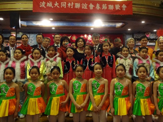 波城大同村聯誼會本(101)年3月25日在波士頓華埠舉行春節聯歡晚會，嘉賓雲集，並有青少女及兒童舞蹈表演，精彩演出博得眾人喝采，表演後會長司徒焯榮先生邀洪處長慧珠等貴賓與舞團成員合影。